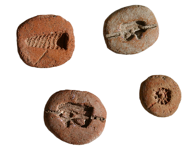 קבוצה של 4 תבניות חרס מתקופה ברונזה המאוחרת, בסביבות מאה 14 לפני הספירה (תקופת אל-עמארנה). גודל 