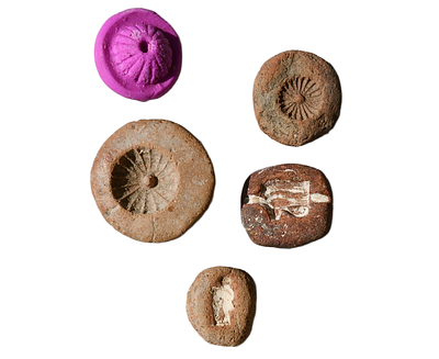 קבוצה של 4 תבניות חרס מתקופה ברונזה המאוחרת, בסביבות מאה 14 לפני הספירה (תקופת אל-עמארנה). גודל 