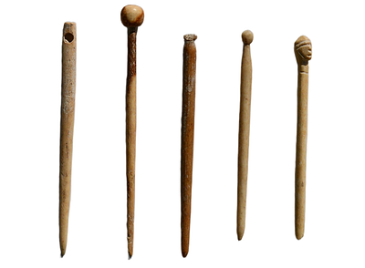 קבוצה של 5 סיכות מעצם, תקופה רומית ביזנטית המאות ה 1-7 לספירה. גודל 76 - 94 מ"מ. תיאור טיפוס הפריט :