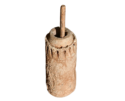 כלי קיבול קוסמטי מעצם לקוֹהל עם מקל, מתקופה ביזנטית / ימי בניים. גודל 90 מ"מ. גודל המקל 115 מ"מ. 