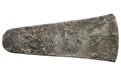 גרזן ברונזה כנעני, מתקופת הברונזה הקדומה, בקירוב 3000 לפנה״ס. משקל 680 גרם, קוטר 170 מ"מ. תיאור 