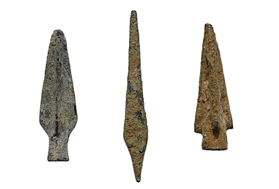 קבוצה של 3 ראשי חץ ברונזה, אלף הראשון לפנה״ס. תיאור טיפוס הפריט :