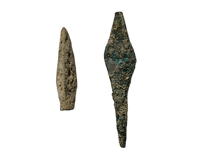 קבוצה של 2 ראשי חץ ברונזה, אלף הראשון לפנה״ס. תיאור טיפוס הפריט :