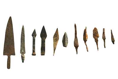 קבוצה של 11 חפצים ממתכת, לרוב ראשי חצים. תיאור טיפוס הפריט :