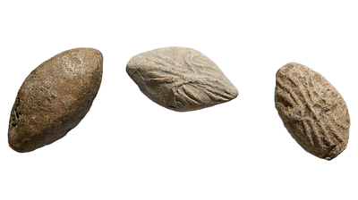 קבוצה של 3 "כדורי" קלע יווני / הלניסטי מאות 3-1 לפני הספירה. גודל 30 - 37 מ"מ. תיאור טיפוס הפריט :