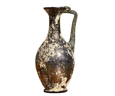 קנקן זכוכית רומי – בעל צורה מקסימה בצבע ענבר עם ברק סגול וידית ירוקה, בסביבות מאה 4 לספירה. 