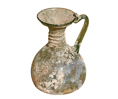 קנקן זכוכית רומי בצבע ירקרק, מאות 3-4 לספירה, עם עיטור של קו זכוכית מלפף. גובה 96 מ"מ. תיאור 