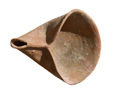 נר שמן ארץ ישראלי מחרס, תקופת ברזל בסביבות מאה ה 10 לפני הספירה. אורך 65 מ"מ. תיאור טיפוס 