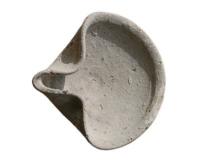 נר שמן, חרס, תקופת הברזל II מאות 9-8 לפני הספירה. גובה 67 מ"מ. תיאור טיפוס הפריט : 
תיקון קטן 