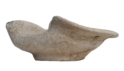 נר שמן, חרס, תקופת הברזל מאוחרת בסביבות מאה 7 לפני הספירה. גובה 123 מ"מ. תיאור טיפוס הפריט :