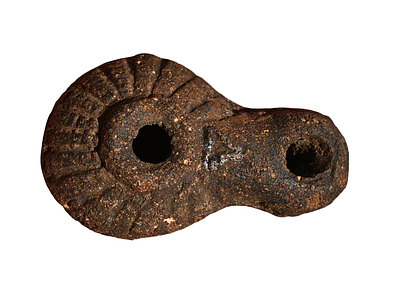 נר שמן חרס קטן, יוצא מן הכלל, מתקופה הלניסטית, המאה ה-2-1 לפנה"ס. אורך 45 מ"מ. תיאור טיפוס הפריט :