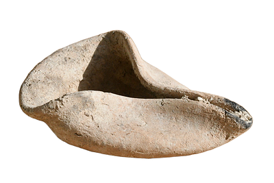 המכבים, נר שמן "חשמונאי" מחרס, מאות 2-1 לפני הספירה. אורך 102 מ"מ. תיאור טיפוס הפריט : 
שבבים 