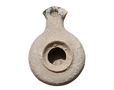 יהודה, נר שמן "הרודיאני", תקופה רומית קדומה, בסביבות מאה 1 לספירה. אורך 88 מ"מ. תיאור טיפוס הפריט :