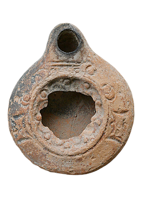 נר חרס רומי עם חיפוי אדום, בסביות מאה ה 2 לספירה. אורך 82 מ"מ. תיאור טיפוס הפריט : 
נראה 