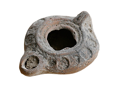 נר חרס רומי, בסביות מאה ה 3 לספירה. אורך 79 מ"מ. תיאור טיפוס הפריט : 
שבבים.