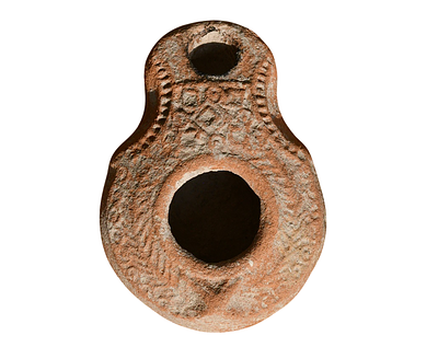 נר שמן ארץ ישראלי מחרס, "שומרוני", תקופה רומית מאוחרת בסביבות מאה 4 לספירה. אורך 82 מ"מ. תיאור 