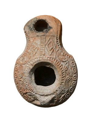 נר שמן ארץ ישראלי מחרס, "שומרוני", תקופה רומית מאוחרת בסביבות מאה 4 לספירה. אורך 83 מ"מ. תיאור 