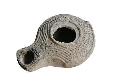 נר שמן ארץ ישראלי מחרס, "שומרוני", תקופה רומית מאוחרת בסביבות מאה 4 לספירה. אורך 82 מ"מ. תיאור 