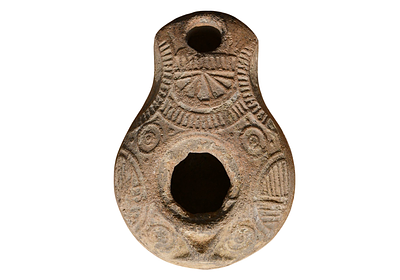 נר שמן ארץ ישראלי מחרס, "שומרוני", תקופה רומית מאוחרת בסביבות מאה 4 לספירה. אורך 86 מ"מ. תיאור 