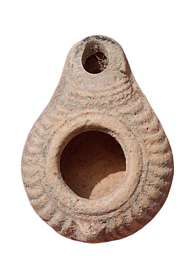 נר שמן ארץ ישראלי מחרס, "בית נטיף", תקופה רומית מאות 3-4 לספירה. אורך 76 מ"מ. תיאור טיפוס הפריט :