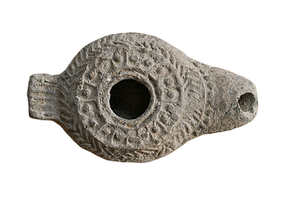 נר שמן ארץ ישראלי מחרס "בית שאן", תקופה רומית מאוחרת בסביבות מאה 5 לספירה. אורך 102 מ"מ. תיאור 