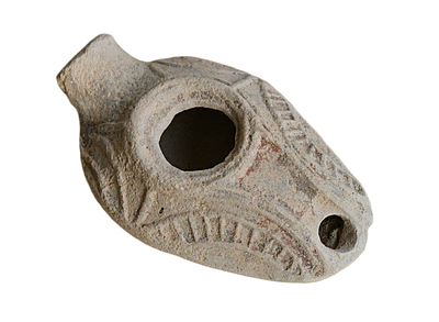 נר שמן ארץ ישראלי מחרס, "שומרוני", תקופה רומית מאוחרת בסביבות מאה 4 לספירה. אורך 94 מ"מ. תיאור 