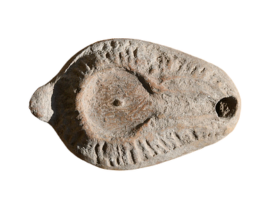 נר שמן ארץ ישראלי מחרס, תקופה רומית מאוחרת בסביבות מאה 4 לספירה. עם חור מילוי סגור. אורך 97 מ"מ. 