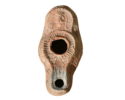 נר שמן ביזנטי מחרס, מאות 5-6 לספירה. עם ראש אנתרופומורפי. אורך 91 מ"מ. תיאור טיפוס הפריט :