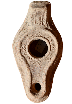 נר שמן ביזנטי מחרס, מאות 5-6 לספירה. עם עיטור דמוי שמש. אורך 113 מ"מ. תיאור טיפוס הפריט :