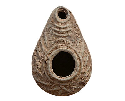 נר שמן חרס ארץ ישראלי, תקופה ביזנטית בסביבות מאה 6 לספירה. עם עיטור דמוי-מנורה. אורך 101 מ"מ. תי 