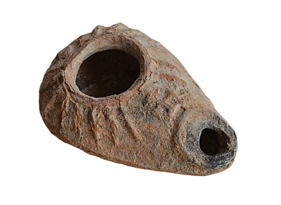 נר שמן חרס ארץ ישראלי, תקופה ביזנטית בסביבות מאה 6 לספירה. עם צלב. אורך 71 מ"מ. תיאור טיפוס הפריט :