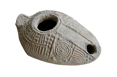 נר שמן "שומרוני" ביזנטי מחרס, מאות 6-7 לספירה. אורך 87 מ"מ. תיאור טיפוס הפריט :