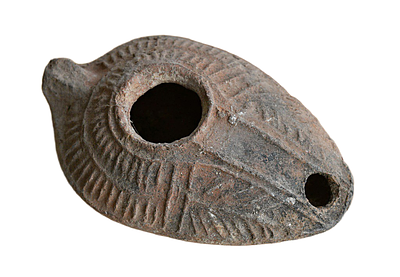 נר שמן "שומרוני" ביזנטי מחרס, מאות 6-7 לספירה. אורך 101 מ"מ. תיאור טיפוס הפריט :