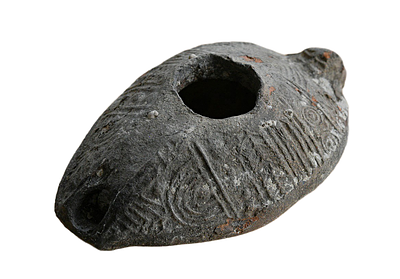 נר שמן "שומרוני" ביזנטי מחרס, מאות 6-7 לספירה. אורך 90 מ"מ. תיאור טיפוס הפריט :