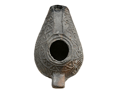 נר שמן "שומרוני" ביזנטי מחרס, מאות 6-7 לספירה. אורך 93 מ"מ. תיאור טיפוס הפריט :