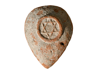 נר שמן ערב ביזנטי מחרס, בסביבות מאה 7 לספירה. עם מגן דוד בתחתית. אורך 93 מ"מ. תיאור טיפוס 