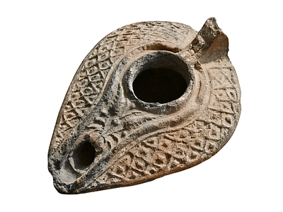 נר שמן אסלמי ארץ ישראלי, מאות 8-10 לספירה. אורך 97 מ"מ. תיאור טיפוס הפריט : 
שבב בידית ובפיה.