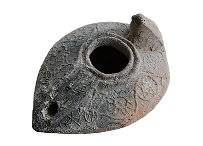 נר שמן אסלמי ארץ ישראלי, מאות 8-10 לספירה. אורך 93 מ"מ. תיאור טיפוס הפריט : 
שבב בתחתית.