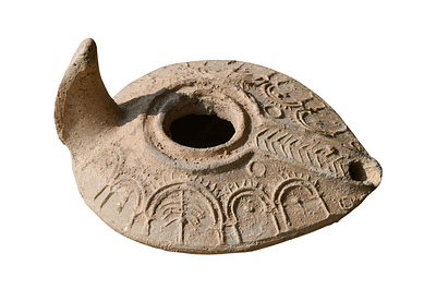 נר שמן אסלמי ארץ ישראלי, מאות 8-10 לספירה. אורך 103 מ"מ. תיאור טיפוס הפריט :