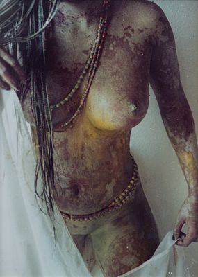 OUSMANE DAGO NDIAYE Femme terre, 2000 - OUSMANE DAGO NDIAYE 1951 Femme terre, 2000 Fotografia cm. 