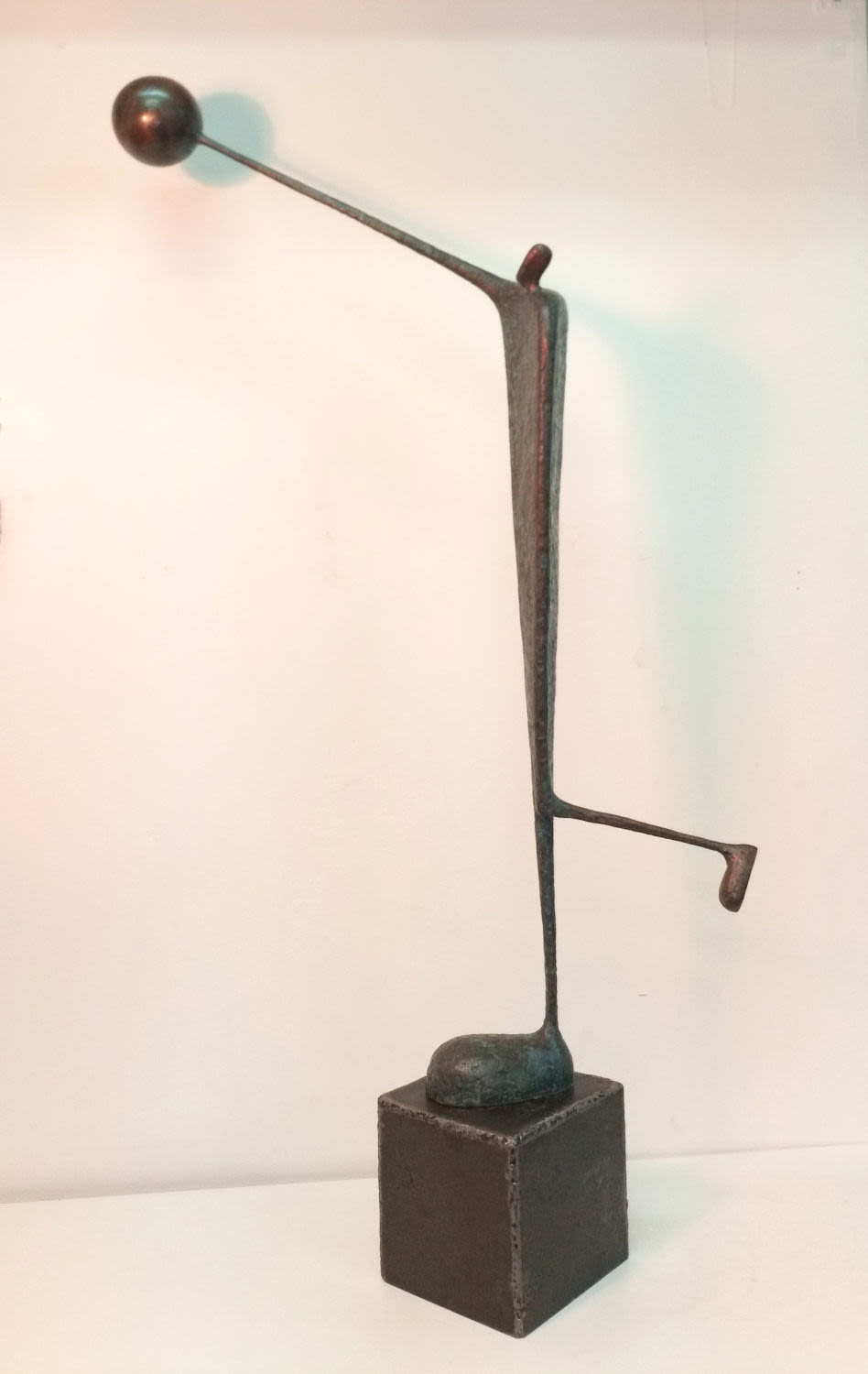 Константин Мамонтов - &laquo;Взаимодействие со сферой&raquo;. 2020, бронза, сталь, патина. Высота 94 см, 66х9 