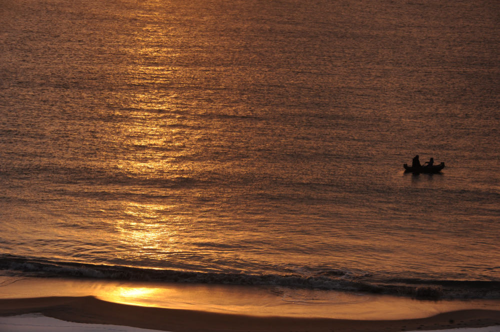 Андрей Шапран - Северный пейзаж с лодкой. 50 х 60 см, пигментная печать, 2021 год 
Профессиональный 