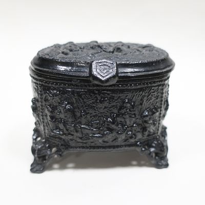 Небольшая шкатулка с пасторальными сценами, КАСЛИ чугун, литье. Следы бытования, потертости 