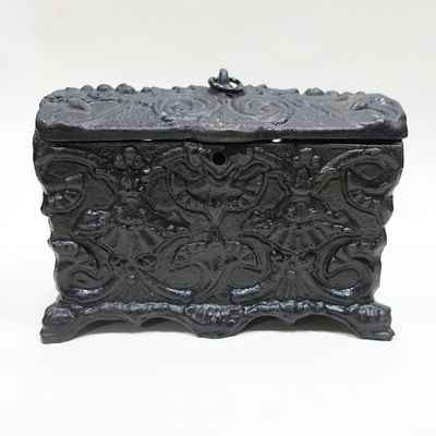 Шкатулка с цветочным орнаментом, КУСА чугун, литье . Следы бытования, потертости.