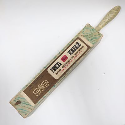 Ремень кожаный для правки бритв в оригинальной коробке.