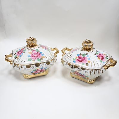 Лот из пары фарфоровых сахарниц - конфетниц с цветочным орнаментом завода Гжель. Фарфор, роспись 