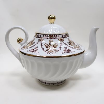 Фарфоровый чайник ЛФЗ с гирляндами . Фарфор, роспись, золочение 
Скол носика