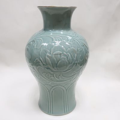 Фарфоровая ваза с цветочным орнаментом Корея?. фарфор, роспись