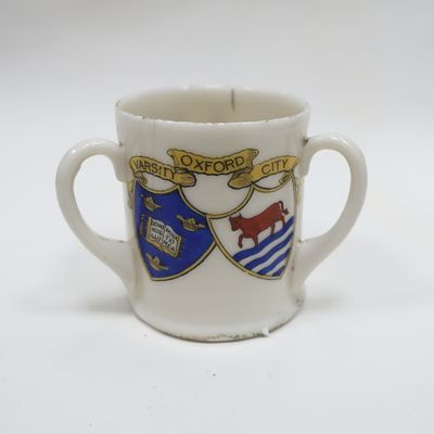 Миниатюрная фарфоровая чашка с тремя ручками Англия, с гербом города Оксфорд . Фарфор, роспись. 