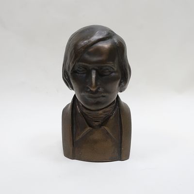 Миниатюрный бронзовый бюст Н. Гоголя